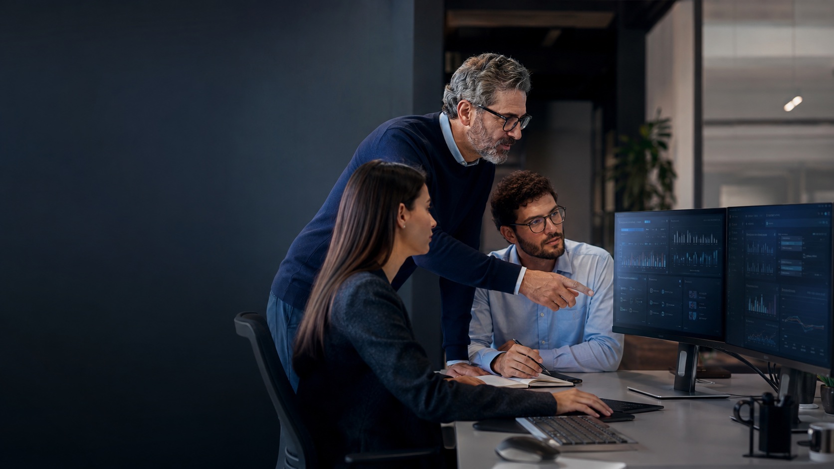 Consultor orientando uma equipe durante o suporte ao ERP